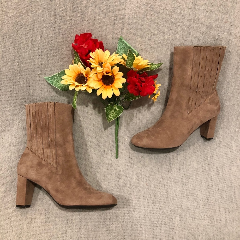 NWT - Aerosoles Tan Suede Pull-on Ankle Boots